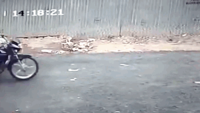 Video: Cướp táo tợn giật dây chuyền khiến người phụ nữ đèo trẻ nhỏ ngã văng xuống đường