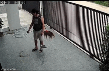 Video: Cười nghiêng ngả với người đàn ông đang quét sân rồi ngơ ngác đi tìm chổi