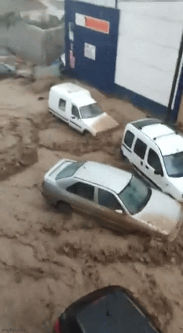 Video: Lũ cuồn cuộn ở Tây Ban Nha, hàng loạt ô tô bị cuốn trôi