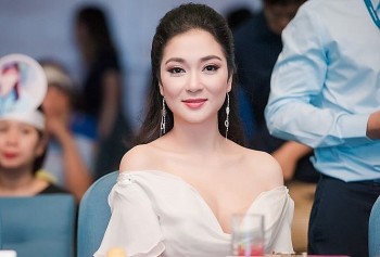 hoa hau nguyen thi huyen gay sot voi loat anh xua cu