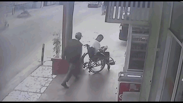 Video: Cướp táo tợn giật phăng điện thoại trên tay người đàn ông ngồi xe lăn