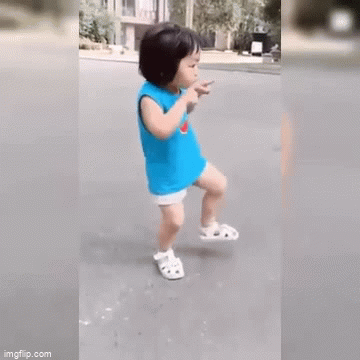 Video: Cười xỉu với điệu nhảy và gương mặt siêu hài của bé gái