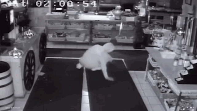 Video: Trộm đột nhập vào cửa hàng, đánh chén no nê rồi nằm lăn ra ngủ
