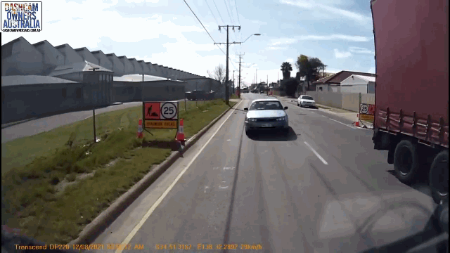 Camera giao thông: Camry chạy ngược chiều, bất ngờ lao thẳng vào đầu xe tải