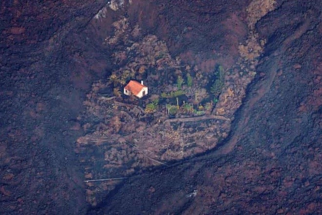 Ngôi nhà tạo nên kỳ tích, đứng vững chãi giữa dung nham nóng chảy ở La Palma