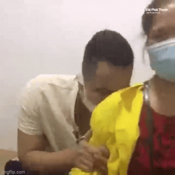 Video: Cảm động hình ảnh anh chồng núp sau lưng mẹ khóc nức nở