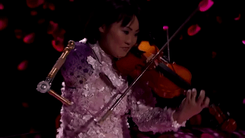 Người phụ nữ mất một tay làm nên kỳ tích khi chơi đàn bằng cánh tay giả