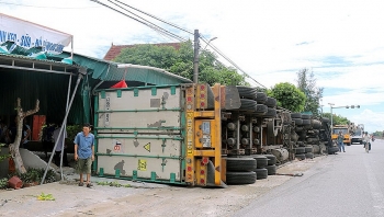 tai nan giao thong sang 110 container tong trung 2 xe may roi lao vao nha dan 2 nguoi thuong vong