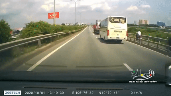 Camera giao thông: Tài xế xe khách với pha đánh lái "để đời" gây kinh ngạc