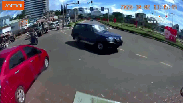 Camera giao thông: Cố tình tạt đầu xe tải, 2 thanh niên bất ngờ bị xế hộp hất văng