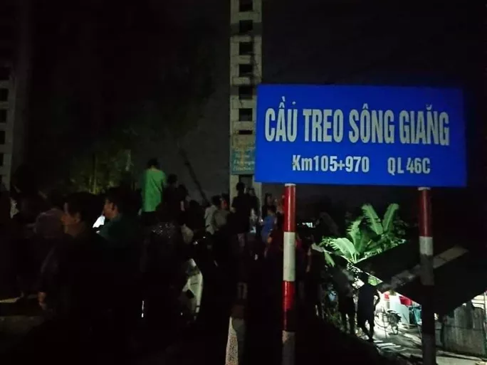 tai nan giao thong sang 510 o to tong xe may huc bay lan can cau roi lao xuong song 5 nguoi tu vong