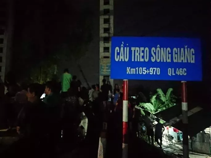 Tai nạn giao thông sáng 5/10: Ô tô tông xe máy, húc bay lan can cầu rồi lao xuống sông, 5 người tử vong