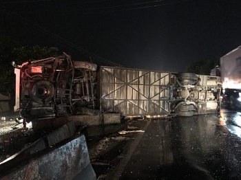 Tai nạn giao thông sáng 7/10: Xe khách tông dải phân cách trong đêm, 19 người thương vong