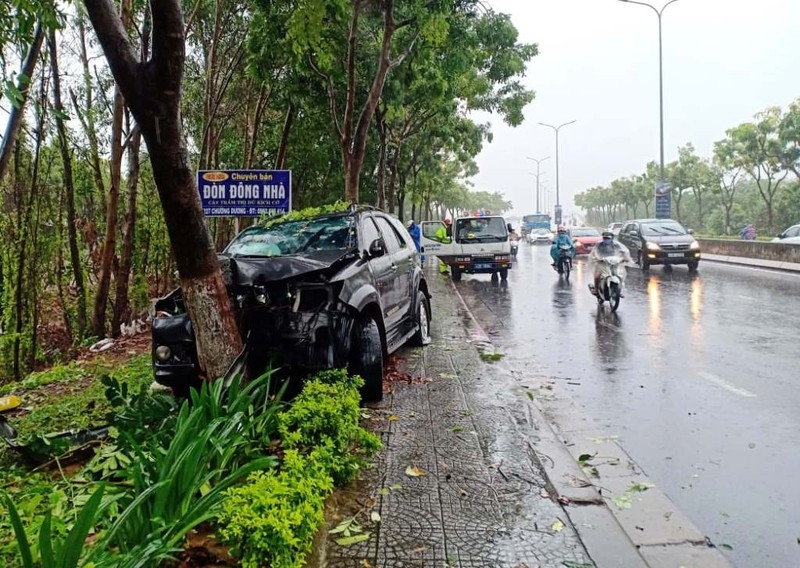 Tai nạn giao thông chiều 7/10: Xe đầu kéo mất kiểm soát tông sập taluy, lật nhào trên cao tốc TPHCM - Trung Lương