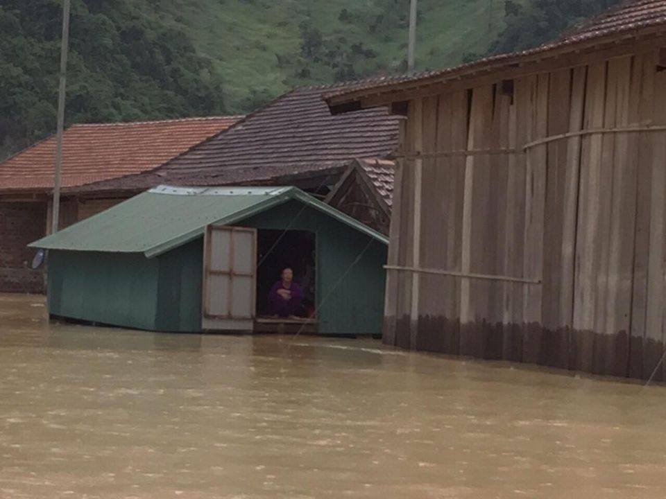 Lũ lên nhanh, nhiều làng mạc ở Quảng Bình chìm sâu trong nước