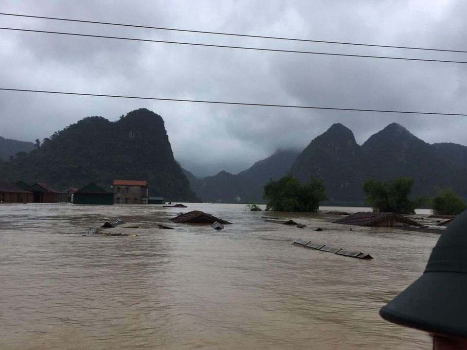Lũ lên nhanh, nhiều làng mạc ở Quảng Bình chìm sâu trong nước