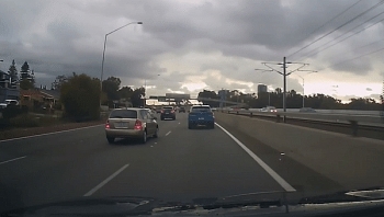 Camera giao thông: Bị xe khác tông vào đuôi, ô tô mất lái loạng choạng trên cao tốc