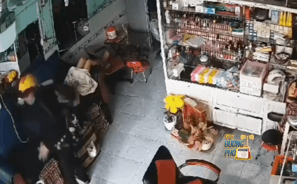 Video: Trộm điện thoại trong cửa hàng rồi rón rén lủi ra, thanh niên bất ngờ bị 
