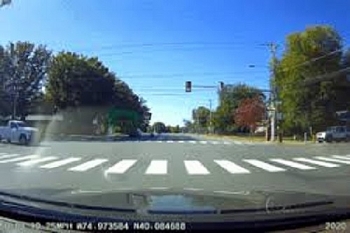 Camera giao thông: Ôtô vượt đèn đỏ lao qua ngã tư, tài xế xe máy đánh lái "thần tốc" thoát nạn trong gang tấc