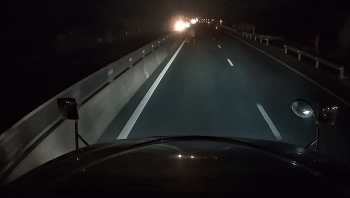 Camera giao thông: Người đàn ông dắt xe đạp đi ngược chiều trong đêm tối, suýt bị xe container đâm trúng