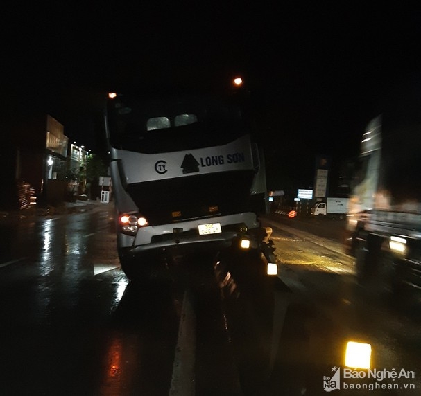 Tai nạn giao thông sáng 17/10: Tránh ổ gà giữa đường Sài Gòn, thanh niên bị xe tải cán