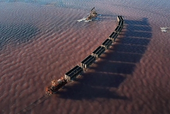 Video: Kỳ lạ đoàn tàu chạy bon bon trên mặt hồ nước màu hồng