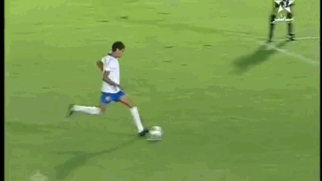 Video: Quả bóng "phản chủ" lăn ngược lại vào lưới trong khi thủ môn đang mải mê vỗ ngực ăn mừng