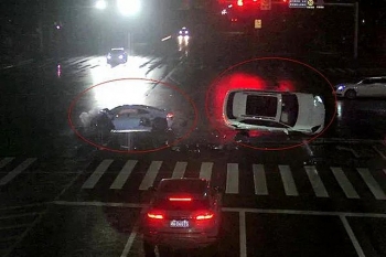 Camera giao thông: Audi R8 vượt đèn đỏ, tông văng Porsche Cayenne