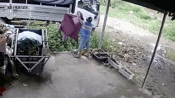 Video: Cận cảnh pha trộm áo mưa "cồng kềnh" đến "sốt hết cả ruột"