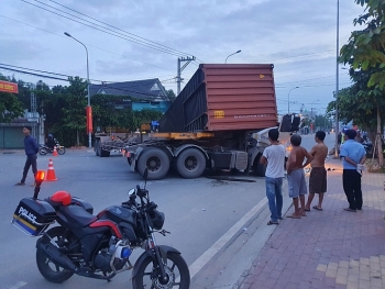 Tai nạn giao thông chiều 23/10: Xe container lật thùng trong quá trình quay đầu, đè tài xế tử vong trong cabin