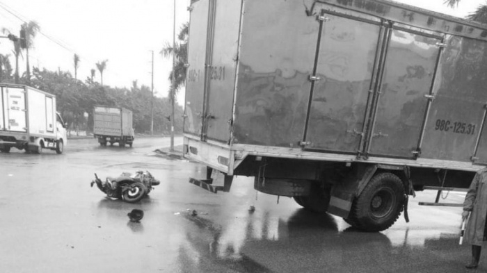 Tai nạn giao thông sáng 27/10: Đầu xe Ford Explorer nát tươm sau khi đâm đổ hàng loạt biển báo