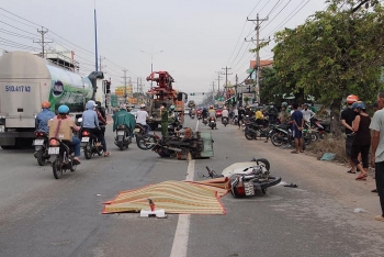 Tai nạn giao thông chiều 29/10: 2 xe máy va chạm đúng lúc xe phun bê tông đi qua và cái kết bi thảm