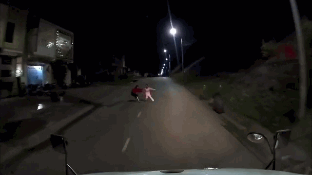 Camera giao thông: Người đàn ông hốt hoảng kéo kịp cô gái cố tình lao đầu vào container