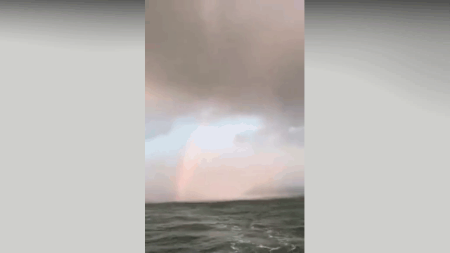 Video: Vòi rồng và cầu vồng đồng thời xuất hiện trên biển Cửa Lò