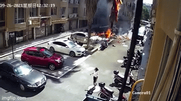 Video: Đốt pháo ăn mừng mua xe mới, chủ nhân vô tình thiêu rụi ô tô hàng xóm