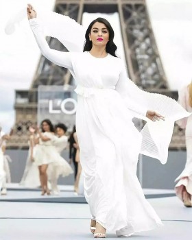 Hoa hậu thế giới đẹp nhất mọi thời đại tỏa sáng tại Tuần lễ thời trang Paris