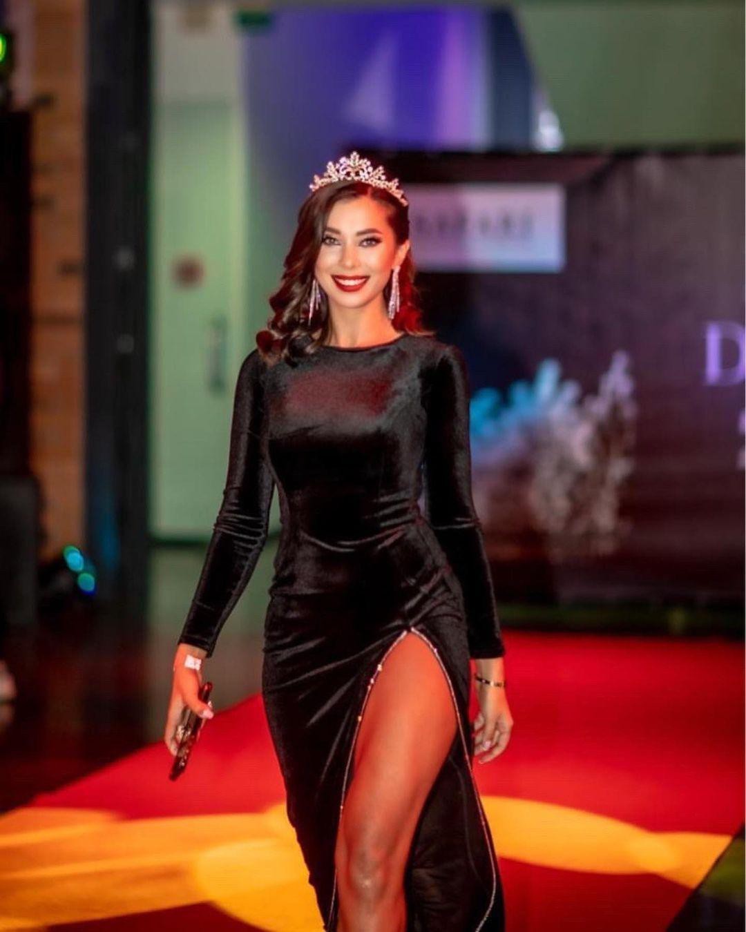 Đường cong bỏng mắt của người mẫu đăng quang Hoa hậu Hoàn vũ Ukraine 2021