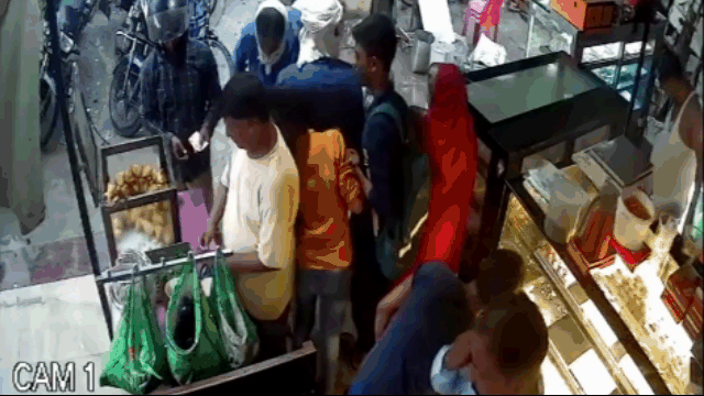 Video: 'Hố tử thần' bất ngờ 'nuốt chửng' cả chục người đang đứng xếp hàng mua bánh