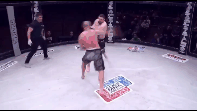 Video: Dùng "đòn bẩn" đánh lén đối thủ, võ sĩ MMA trả giá đắt