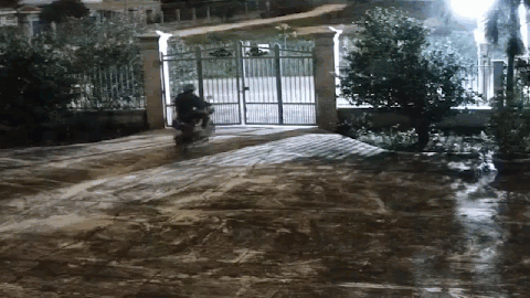 Video: Trộm táo tợn tông sập cổng sắt rồi bỏ chạy, 15 phút sau quay lại "hốt" xe máy