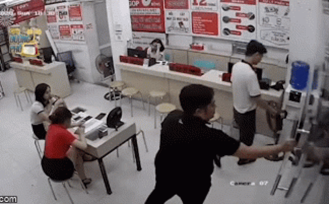 Video: Cánh cửa bất ngờ vỡ tan chỉ còn trơ tay nắm, nam nhân viên hoảng hốt rụng rời