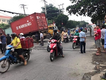 Tai nạn giao thông chiều 5/11: Xe container gãy đôi sau cú tông kinh hoàng vào tàu hỏa