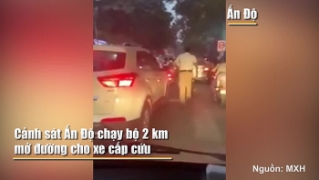 Camera giao thông: Cảnh sát hì hục chạy bộ 2 km mở đường cho xe cấp cứu
