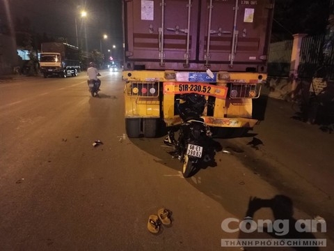 Tai nạn giao thông sáng 8/11: Xe máy lao lên vỉa hè tông cột đèn ở Sài Gòn, nhân viên ngân hàng tử vong