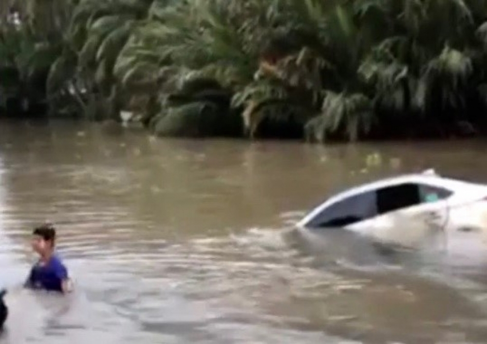 Ô tô rơi xuống sông, tài xế may mắn thoát khỏi xe, được người dân cứu vào bờ