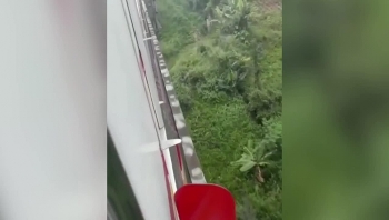 Camera giao thông: Biết không thể tránh tàu, người đàn ông "phản xạ xuất thần" bằng cách đu cột điện để giữ mạng