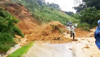 video lo nui o quang nam nguoi di duong bo lai xe de chay thoat