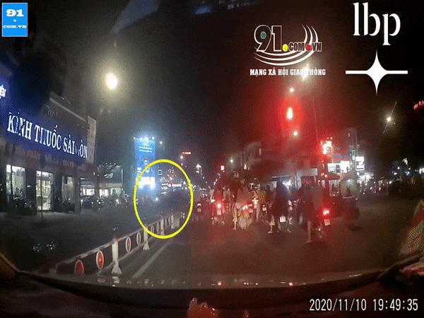 Camera giao thông: Khoảnh khắc ôtô 7 chỗ đâm rồi kéo lê loạt xe máy giữa ngã tư Sài Gòn