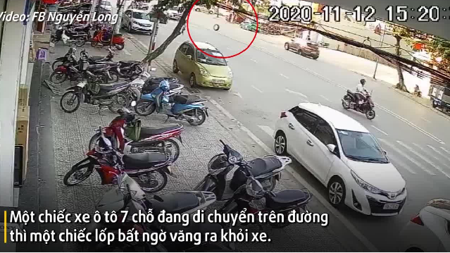 Camera giao thông: Xe vừa làm lốp xong, chạy được vài quãng lốp đã bật văng lông lốc ra đường