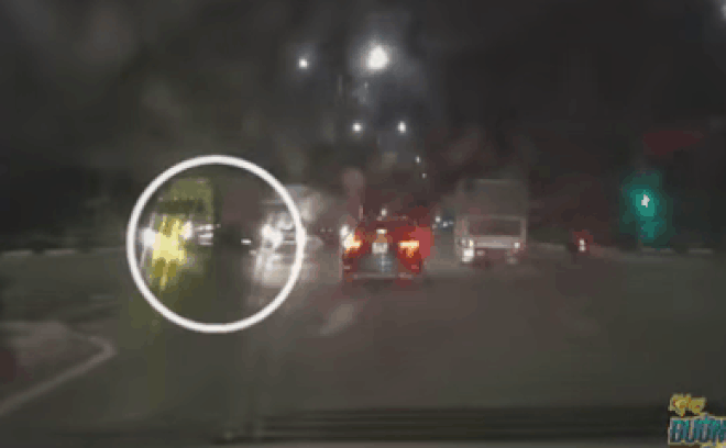 Camera giao thông: Phóng xe "thông chốt" CSCĐ, 2 thanh niên gặp cái kết bẽ bàng